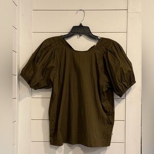Beautiful Army Green Levi’s Tie Back Top 🤩